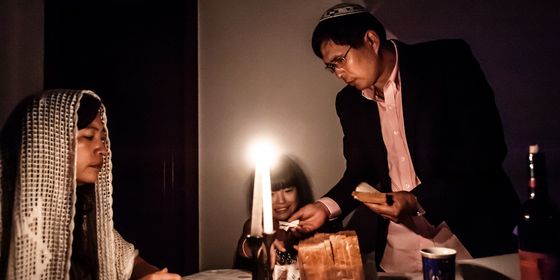 A Sabbath dinner held at the Jin family home in Kaifeng City, Henan Province (Jia Shuo)