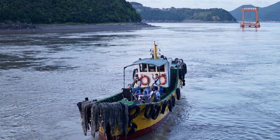 Young "island hoppers" on their way to one of the 2085 islands