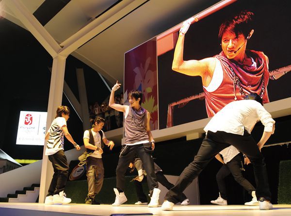 Han Geng, a Chinese artist practicing with his K-pop group.