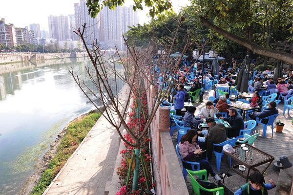 A gathering of residents in Wangjiang Park, Chengdu on a clear, sunny day.